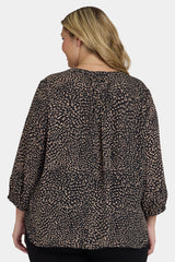 Pintuck Blouse In Plus Size - Camille le Vie
