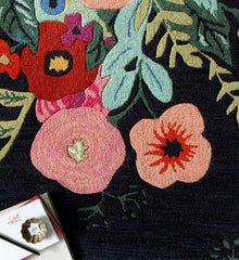 Les Fleurs Juliet Rose Bouquet Wool-Hooked Rug - Black